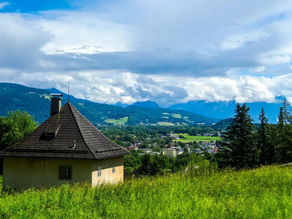 Einfamilienhaus auf einer grünen Wiese mit Blick ins Tal