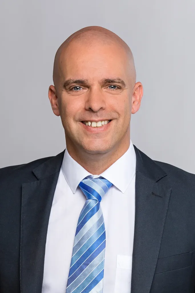 Porträt von Ing. Peter Bosezky im Anzug mit hellblauer Krawatte
